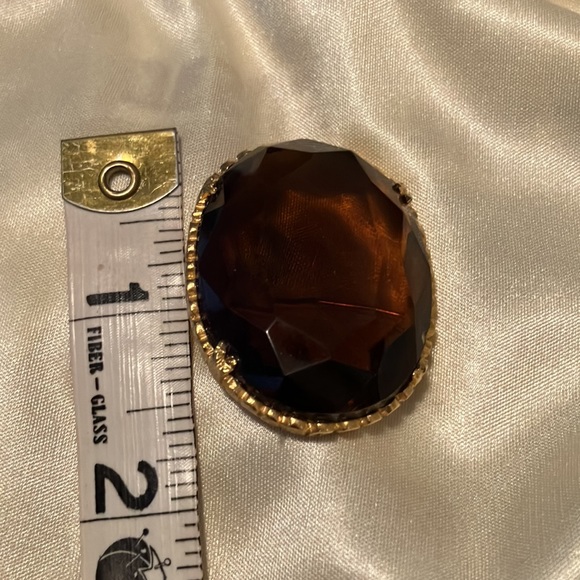 Vintage Brown Stone Gold Toned casing Broach. Large Stone is clear. No scratches - Picture 5 of 6